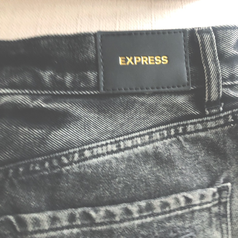 NWT Express size 6 extra high waisted Mom jean shorts. Adorable on! Raw hem.